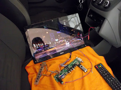 LCD de notebook ligado no carro