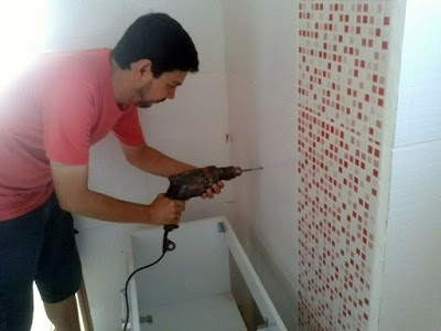 Instalando gabinete de banheiro